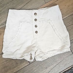 Avenu cream shorts small